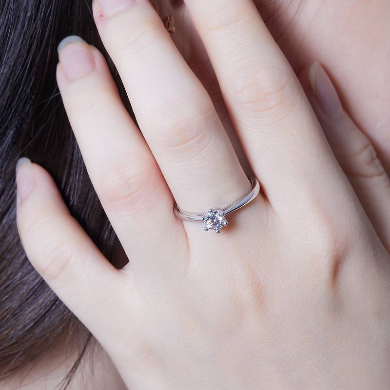 直臂皇冠S925银镀白金MoissaniteWomen's Ring50分D级
